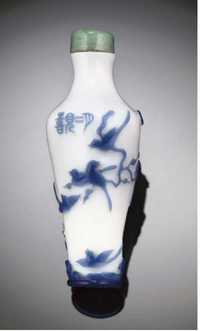 late 18th/early 19th century A Yangzhou seal school transparent blue and white glass snuff bottle